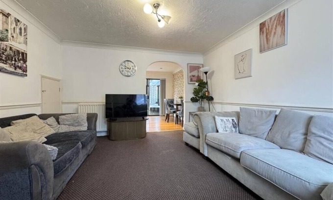 North Stifford Casa | Olive 3-4 Bed House, Sleeps 9, Free Parking, Grays
