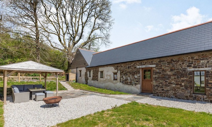 Christchurch Cabaña | OLIVE BARN, family friendly, with hot tub in Rackenford