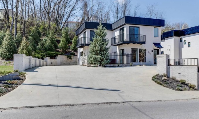 McMinnville Casa | Olive Branch Villa by the river