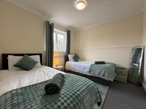 Swindon Casa | Olive House Long Stays Sleeps 8 Free Parking