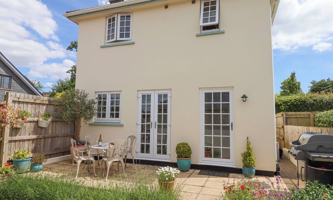 Aylesbeare Cabaña | OLIVE TREE COTTAGE, family friendly, with open fire in Aylesbeare