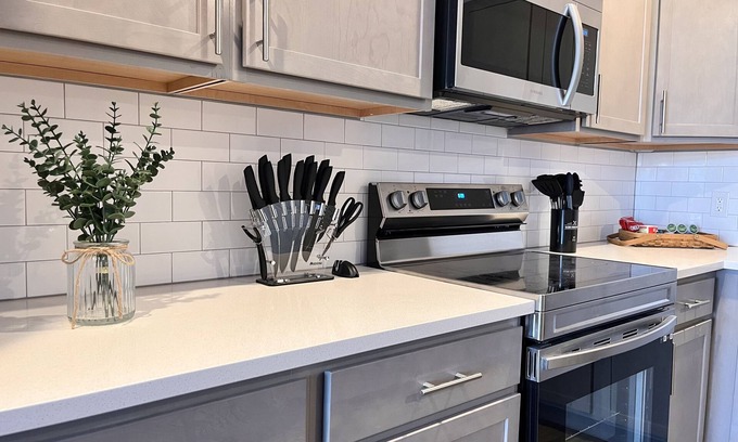 Whitestown Apartamento | Oliver Capital - Relaxing King Bed Suite