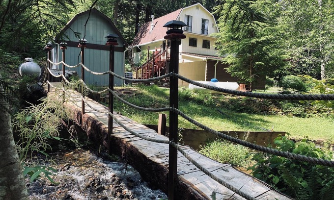 Brinnon Cabina | Olympic Wanderer Creekside Hot-tub Olympic Peninsula Nature Retreat