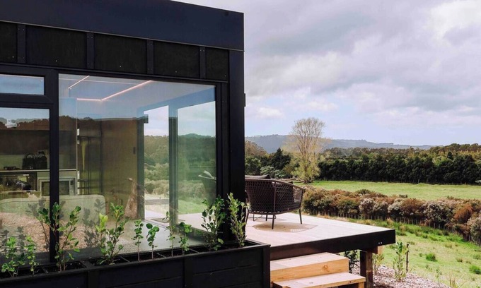 Tawharanui Cabina | Omakana Cabin – Scenic Farm Stay with Sleepout