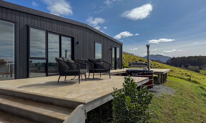 Tawharanui Cabina | Omakana Cottage - Farm Views & Cedar Hot Tub
