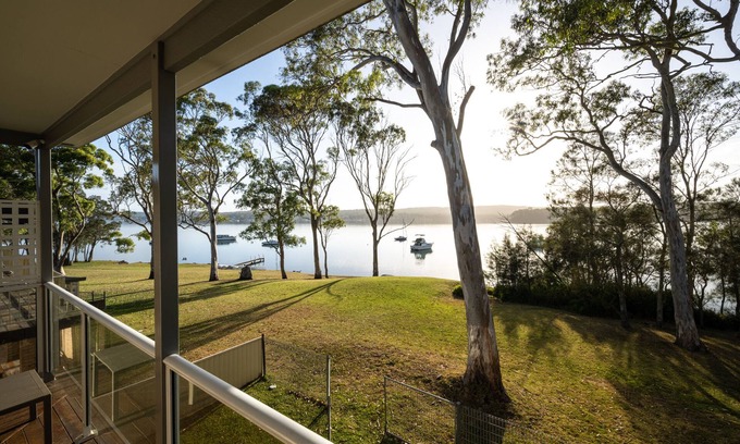 Gwandalan Casa | Omaroo: Lakefront Home for families or couples. Walking distance to Club & Shops