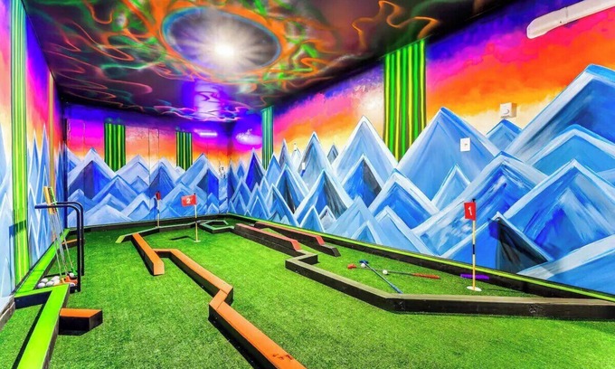 East Stroudsburg Casa | OMG! Glow in the Dark Mini Golf, Pickleball, Bball
