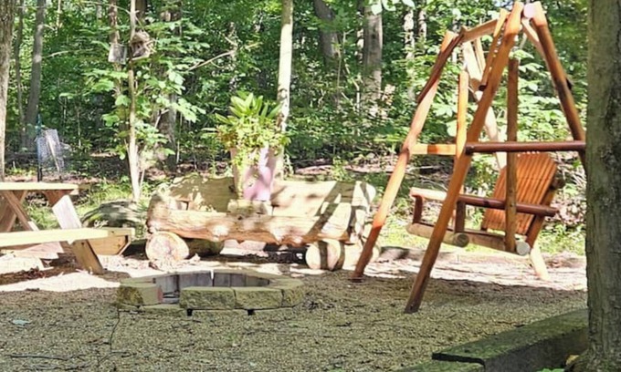 Slippery Rock Apartamento | On 25 forested acres of nature!
