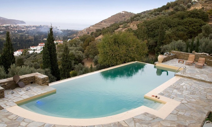 Andros Town Villa | En una colina exuberante Una casa de campo aislada con piscina infinita y vistas infinitas