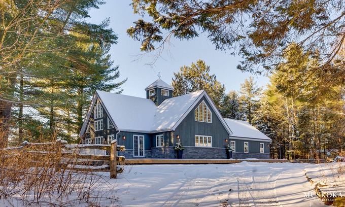 Baysville Casa | On a quiet year-round easily accessible road makes for a peaceful drive in.