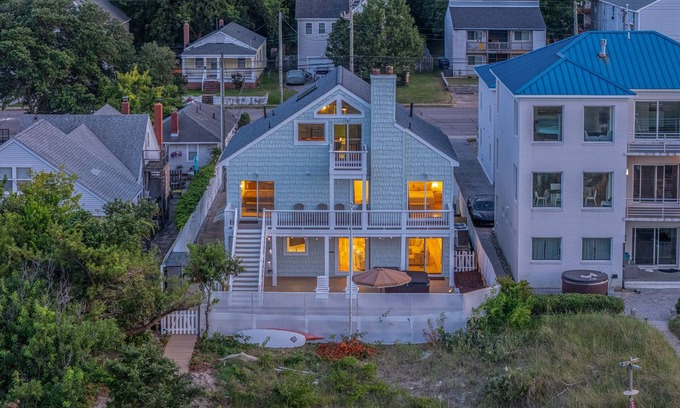 Bayview Casa | On Beach 3BD+Loft: Sauna|HotTub|Billard|FencedDeck
