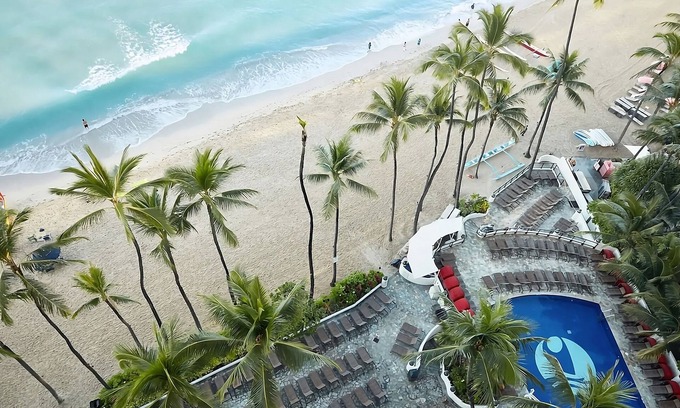 Waikiki Hotel | On Beautiful Waikiki Beach! Pool, Spa, 3 On-Site Restaurants, Water Activities