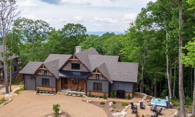 Elk Park Cabina | On Eagle's Wings at Eagles Nest - New build, near Winery, new hot tub!