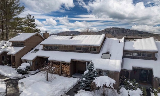 West Hartford Condominio | On Golf Course, Sauna, Great Views! | Landmark 1B