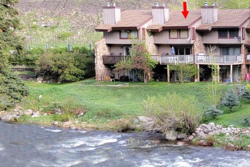 Vail Apartamento | On Gore Creek, Pet Friendly, Steps from Free Bus Stop & Great Value