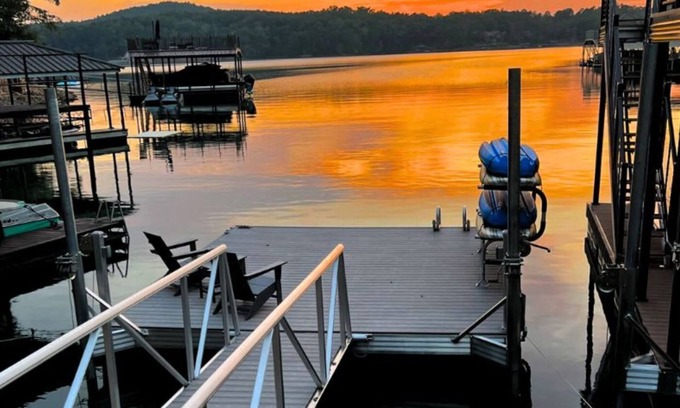 Morganton Cabina | On Lake Blue Ridge! Firepit, Hot Tub, 15 min from Downtown Blue Ridge!