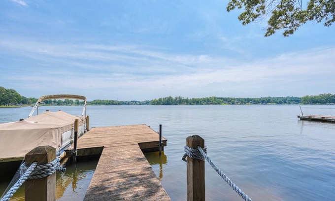 Inman Casa | On Lake Bowen- Large dock, Million $ views, cozy and clean!