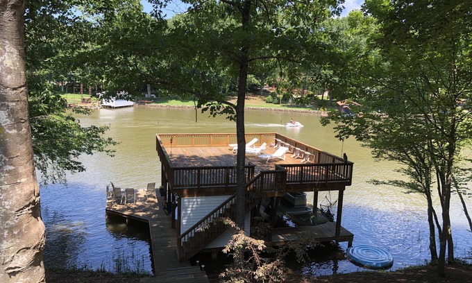 Bracey Casa | On Lake Gaston with boat slip