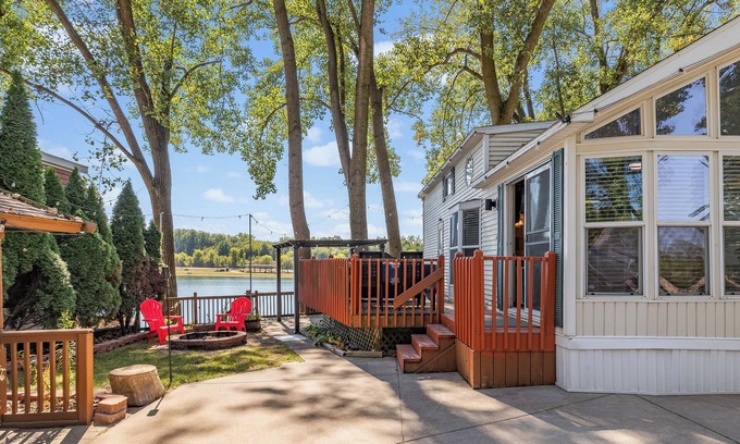 Portage Alquiler De RV | On Lake Minnehaha, The Funky Turtle @ Lakeshore Camp Resort with all the Campground Amenities!
