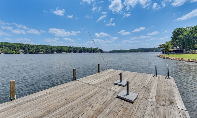 Albemarle Casa | On Lake Tillery: Spacious Home w/ Screened Porch!