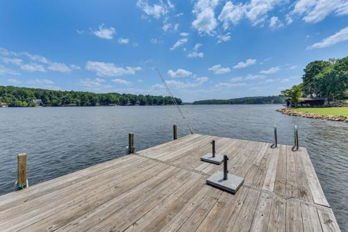 Albemarle Casa | On Lake Tillery Spacious Home with Screened Porch!