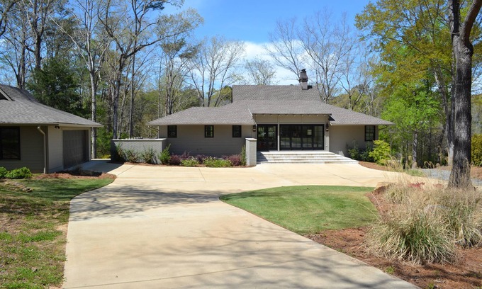 Northport Casa | On Lake Tuscaloosa with Covered Dock - 3 King beds 3 1/2 bath PLUS Bunk Room