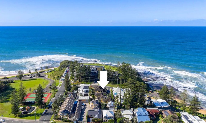 Austinmer Casa | On little Austinmer beach encircled by resturants to surf,swim,fish, boat or ski