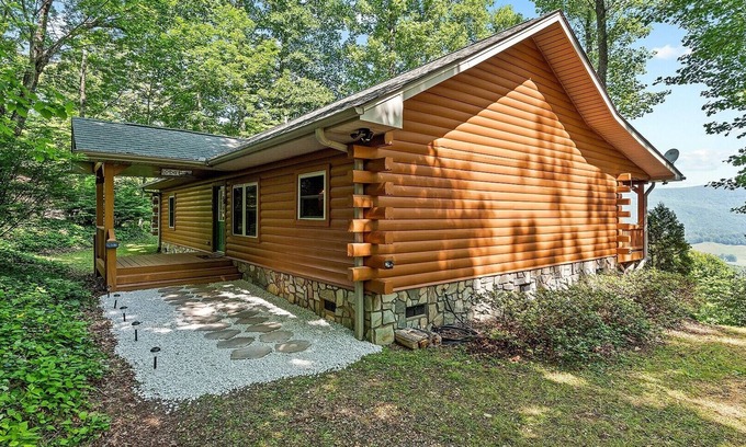 Hemphill Heights Cabina | On Mountain Time - Secluded 2 BR, 2BA Log Cabin, Hot Tub, Firepit