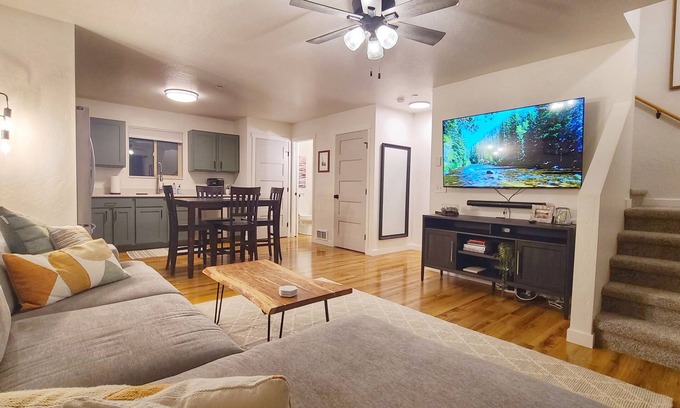Sandpoint Condominio | On Paved Path to Town - Mid-Town-Modern