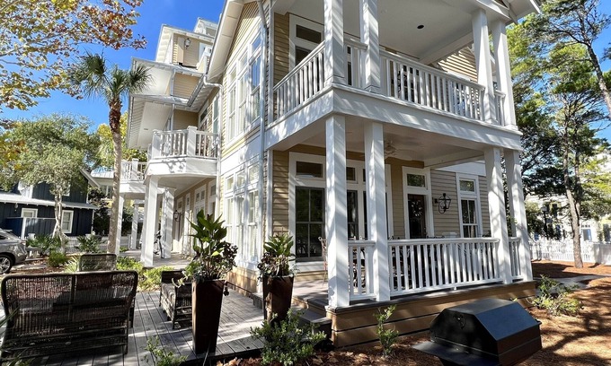 Seaside Cabaña | On Seaside Ave. Lock Off w/Amazing Porches, Steps to Beach + 2 Adult Bikes!