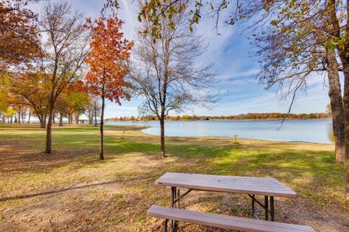 Cayuga Apartamento | On-Site Fishing Pier Pet-Friendly Kerens Cabin!