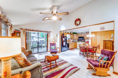 Newland Casa | On-Site Lake and Pool Access Cabin in Newland!