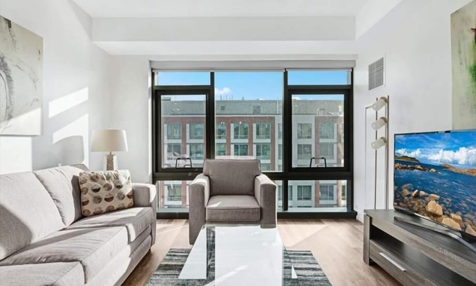 Shawmut Apartamento | On-site Theater! 1BR | W/D | Desk | WiFi | Downtown Boston