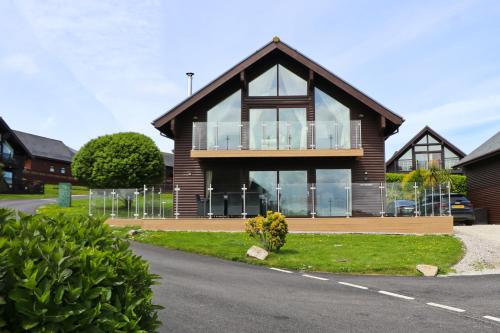 Winnard's Perch Casa | ON-SITE WATERSPORTS family lodge
