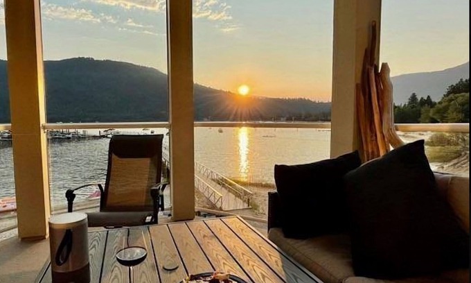 Sicamous Condominio | On the Beach!! 2 Bedroom 2 Bathroom Waterfront Condo with boat slip.