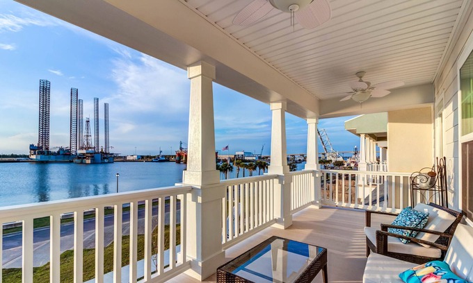 Pascagoula Casa | On The Dock Of The River