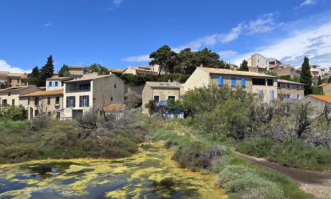 Bages Casa | On the edge of a salt pond, house with terrace facing the water and pink flamingos