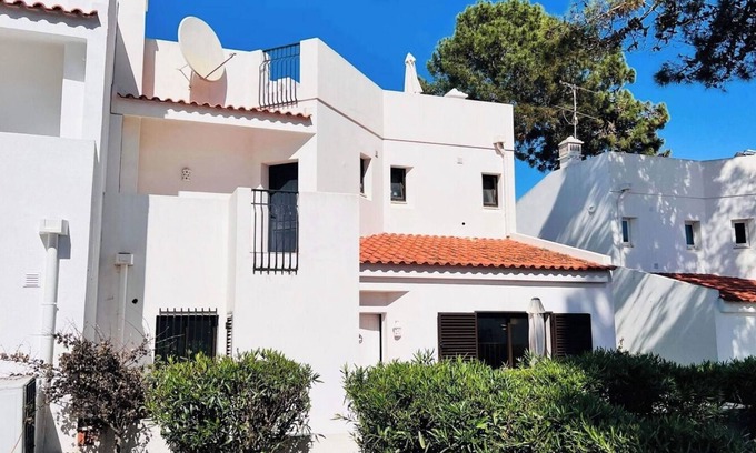 Vale do Lobo Casa | On the heart of Vale do Lobo by the beach, golf, tennis near great restaurants.
