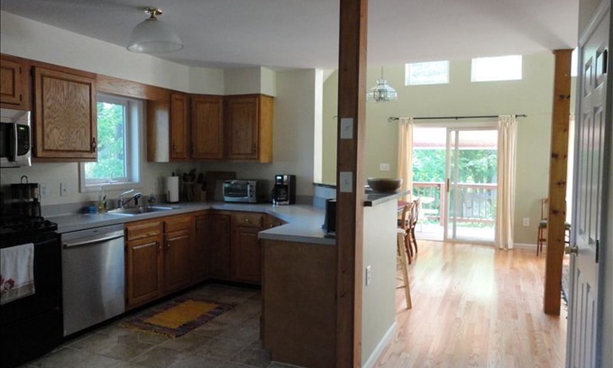 Great Barrington Casa | "On the hill" Walk to Downtown Gb and Lake! Booking year round!!