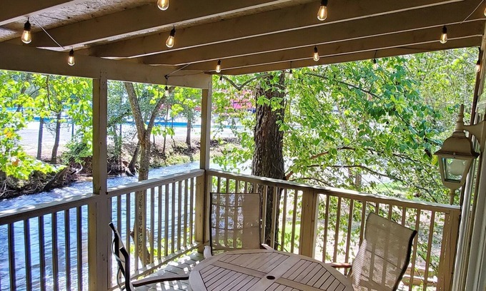 Helen Cabina | On the Hooch in HELEN Hot Tub Fireplace Dog Friendly Walk to all the fun!