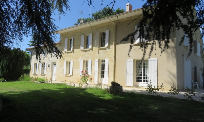 Sainte-Terre Casa | On the outskirts of St Emilion Le REFUGE DU PEINTRE is a charming house.