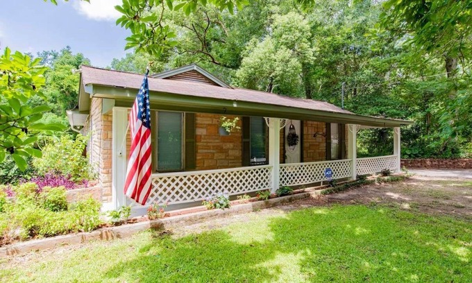 Mobile Casa | On the River! Patio,Yard- Dozing at Dog River