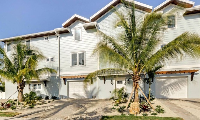 Bradenton Beach Casa | On the Rocks by AMI Locals
