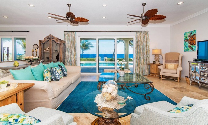 Bodden Town Casa | En las rocas: Villa de playa cerrada con piscina y playa protegida de arena blanca cerca.