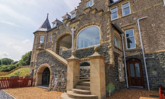 Menai Bridge Cabaña | On the Straits