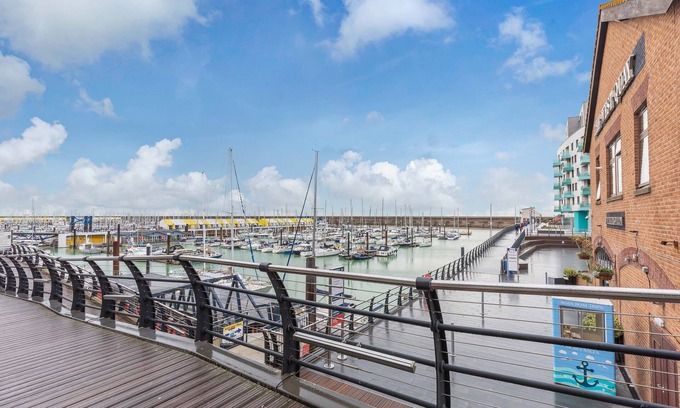 Brighton Apartamento | On the Water 2 with Free Parking | By My Getaways