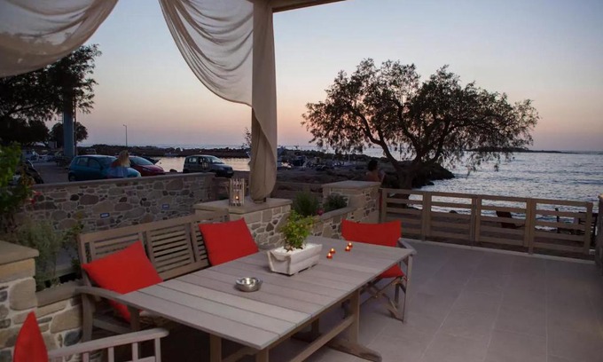 Limeniskos Apartamento | On the water lodging 1