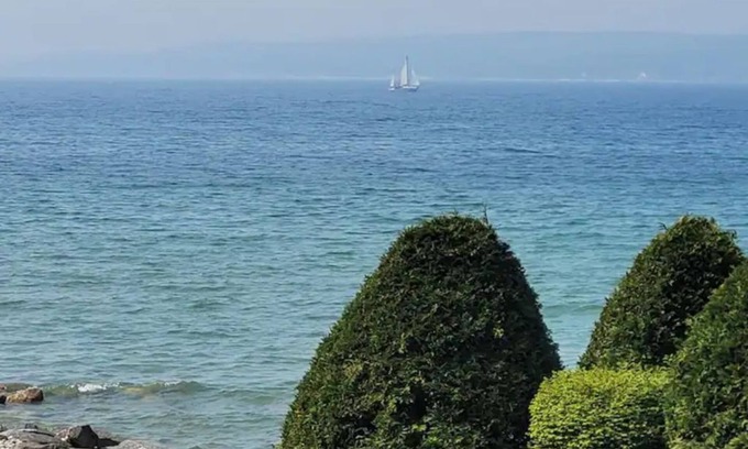 Petoskey Casa | On the water of Little Traverse Bay with a great waterfront view of the sunsets