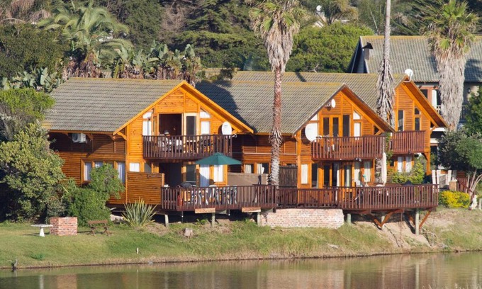 Wilderness Chalet De Esquí | ON the Water @ Pirates Creek #8