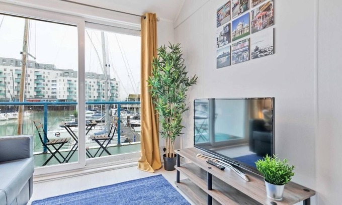 Seafront Apartamento | On the Water -waterside Studio With Terrace Overlooking the Harbour